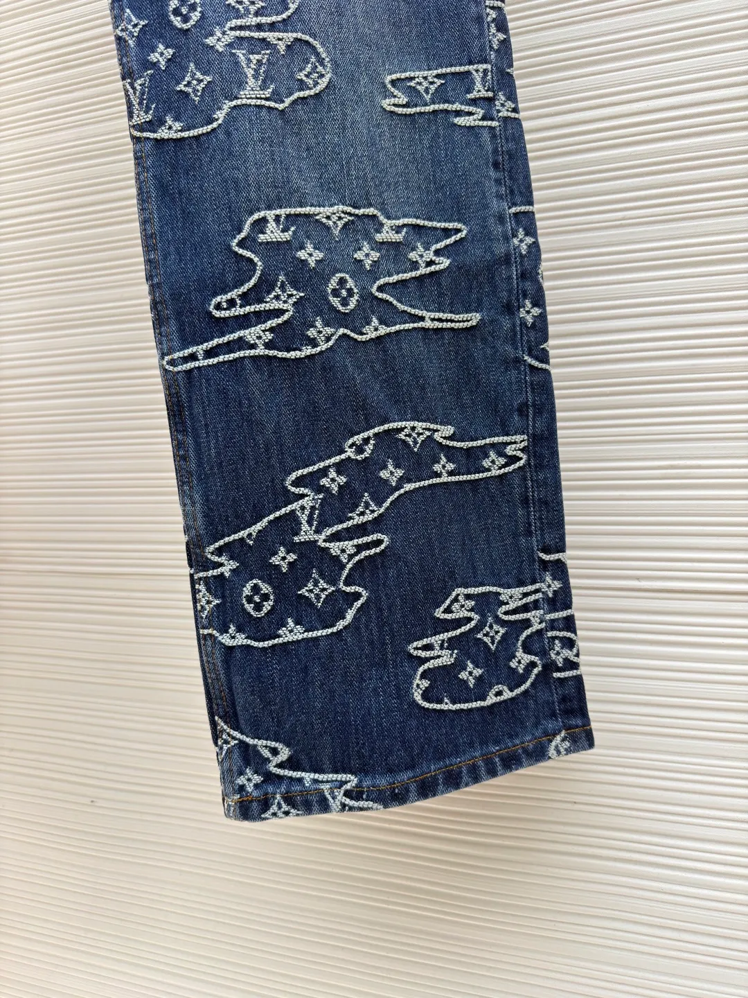 LOUIS VUITTON cloud jacquard patchwork jeans ●Original version: purchased and developed in 16013 ●Item number: 1681963-B40 ●Fabric: denim fabric ●Technology: jacquard production ●Color: blue ●Version: fitted version ●Weight: about 925 grams ●Size: S-M-L-XL ●Description: Made of 100% indigo washed denim, the Monogram logo is woven into the moire pattern through jacquard technology, giving it a retro and aged texture. The trousers are made of multiple pieces of fabric using hand-stitching techniques, and the edges of the cloud-like shape are reinforced with pearlescent rivets. It not only retains the five-pocket structure of work jeans, but also embellishes the back waist details with a nubuck Mini Damier label. The front is closed with pearl-textured buttons and zippers, and the fully lined design improves wearing comfort. The whole piece is sewn in an Italian workshop, combining retro aesthetics with luxurious craftsmanship details. The overall wiring is straight and delicate, the fabric is comfortable and soft, and the color is consistent without color difference. It can be matched with the same style to create a fashionable look and control various occasions. Customized accessories, complete with three standards, same style for men and women!